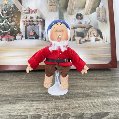 LOT 301B: Vintage Retired Disney Christmas Snow White and the Seven Dwarfs Ashton Drake Galleries Porcelain Dolls w/ Wooden Backdrop