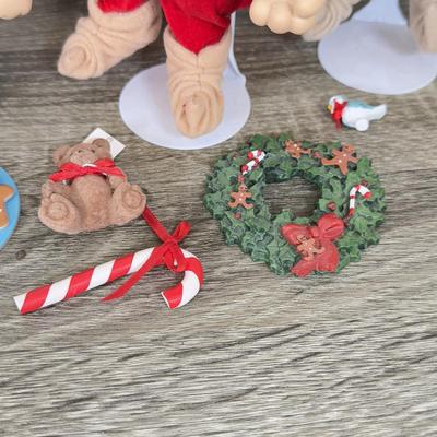 LOT 301B: Vintage Retired Disney Christmas Snow White and the Seven Dwarfs Ashton Drake Galleries Porcelain Dolls w/ Wooden Backdrop