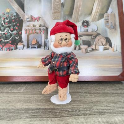 LOT 301B: Vintage Retired Disney Christmas Snow White and the Seven Dwarfs Ashton Drake Galleries Porcelain Dolls w/ Wooden Backdrop