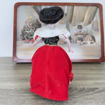 LOT 301B: Vintage Retired Disney Christmas Snow White and the Seven Dwarfs Ashton Drake Galleries Porcelain Dolls w/ Wooden Backdrop
