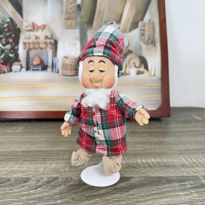 LOT 301B: Vintage Retired Disney Christmas Snow White and the Seven Dwarfs Ashton Drake Galleries Porcelain Dolls w/ Wooden Backdrop