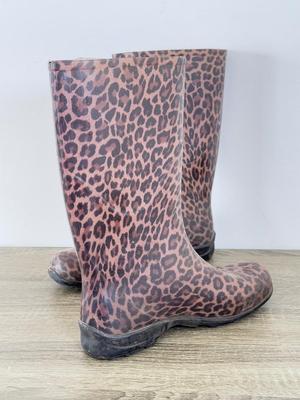LOT 307B: Lovely Leopard Print - Rubber Rain Boots (Ladies’ 8) & 2 Purses