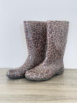 LOT 307B: Lovely Leopard Print - Rubber Rain Boots (Ladies’ 8) & 2 Purses