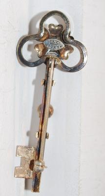 VINTAGE "Skeleton Key & Stones" Very Stylish Pin Marked "Linc 1/20 12k G.F." 2¼" L