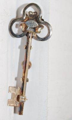 VINTAGE "Skeleton Key & Stones" Very Stylish Pin Marked "Linc 1/20 12k G.F." 2¼" L