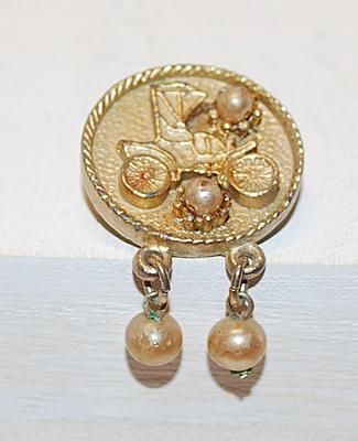 VINTAGE 1950-1960's Round "Auto-Designed" 4 PEARL Styled PIN (¾" x 1½") on Brushed Gold Tone Base
