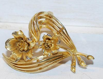 VINTAGE 1950-1960's Marked "LISNER" Brushed Gold BROOCH (1¾" x 2") with Twin Flower Petals
