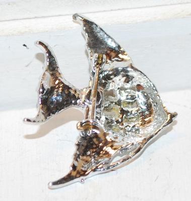 VINTAGE 1960's Amber-Eyed Angel Fish BROOCH (1¾" x 1¼") with 12 Clear Stones on a Silver Toned Base