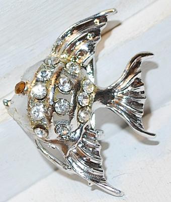 VINTAGE 1960's Amber-Eyed Angel Fish BROOCH (1¾" x 1¼") with 12 Clear Stones on a Silver Toned Base