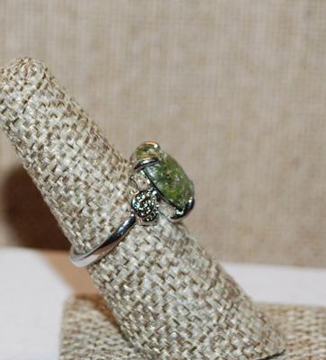 Size 6½ Orange & Green Oval Agate Stone Ring with Side Spheres Accents on a Silver Tone Band (3.6g)