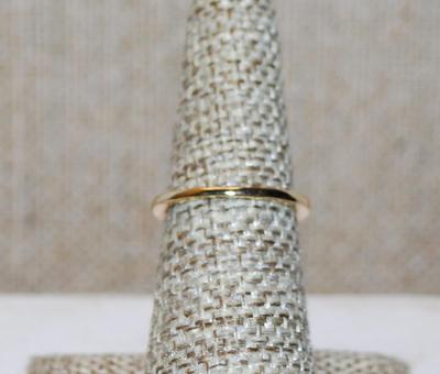 Size 6½ Nice Red Oval Center Stone Ring with Glitter Clear Stones Surround on a "Nest" Setting & Gold Tone Band (5.4g)