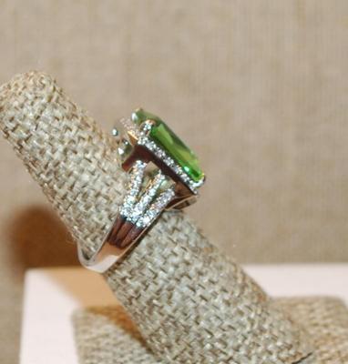 Size 6½ Large Emerald Cut Transparent Lime Green Stone Ring with Full Clear Stones Surround & Accents on a Silver Tone Band (6.8g)