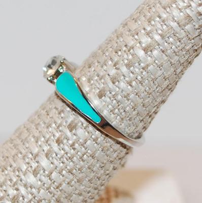 Size 7 Round Cut Clear Stone Ring with 2 Aqua Side Inlays (2.5g)