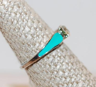 Size 7 Round Cut Clear Stone Ring with 2 Aqua Side Inlays (2.5g)