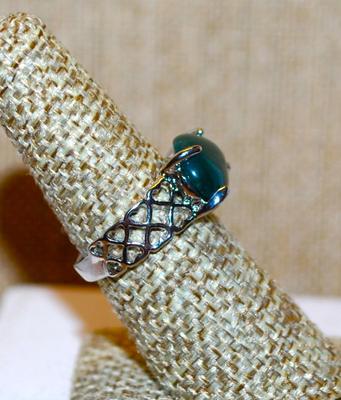 Size 7 Moss Green Agate Ring with Criss-Cross Side Accents on a Silver Tone Band (3.3g)