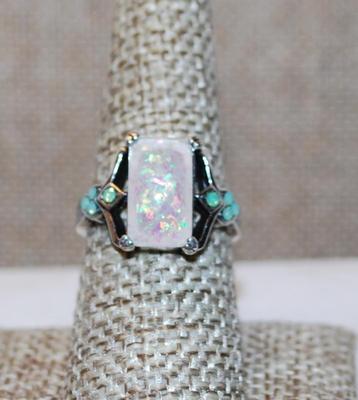Size 7¼ Large Rectangular Iridescent Center Stone with Aqua Blue Tiny Stone Side Accents on a Silver Tone Band (3.9g)