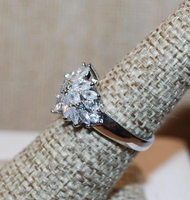 Size 7¼ "Starburst Bouquet" Wedding/Engagement Style Ring on a Silver Tone Band (3.7g)