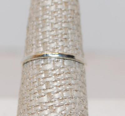 Size 7½ Round Iridescent Moonstone with Side "Leaves" Ring (1.6g)