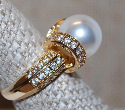 Size 7½ Large White Pearl with 2 Sparkle Side Rings and Accent Stones on a Gold Tone Band (6.9g)