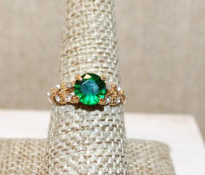 Size 8 Round Green Stone Ring with "Branch" Side Clear Stones Accents on a Gold Tone Band (2.5g)