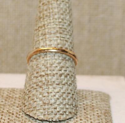 Size 8 Round Green Stone Ring with "Branch" Side Clear Stones Accents on a Gold Tone Band (2.5g)