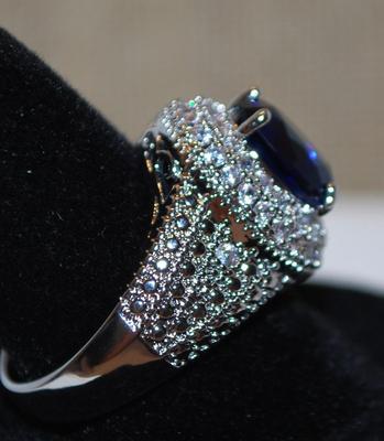 Size 8 Dark Blue Iridescent Oval Stone Ring with Side Accents on a Silver Tone Band (7.0g)