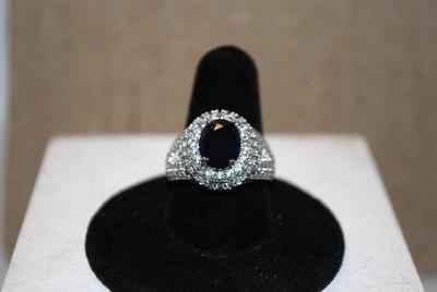 Size 8 Dark Blue Iridescent Oval Stone Ring with Side Accents on a Silver Tone Band (7.0g)