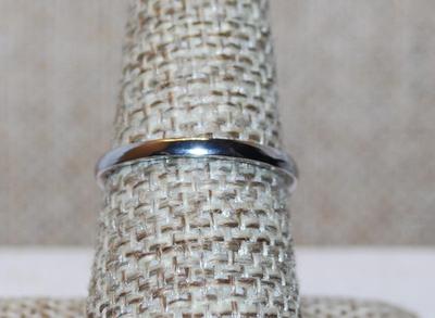 Size 8 Oval Opaque Blue Stone with Single Stone Side Accent on a Silver Tone Band (2.2g)