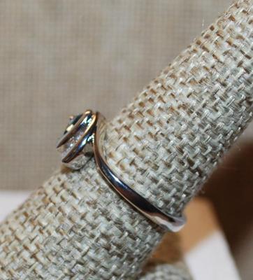 Size 8 Unique Trillion Cut Blue Stone Ring with a Side Accent on a Silver Tone Band (2.8g)