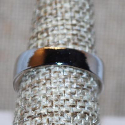 Size 8 Silver Tone Band "Folds" Ring with Faux Iridescent Pearl and 2 Clear Stones (9.5g)