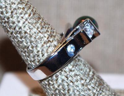Size 8 Silver Tone Band "Folds" Ring with Faux Iridescent Pearl and 2 Clear Stones (9.5g)
