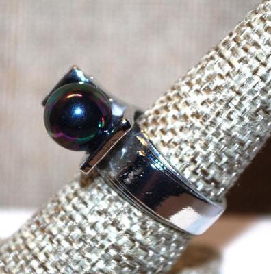 Size 8 Silver Tone Band "Folds" Ring with Faux Iridescent Pearl and 2 Clear Stones (9.5g)