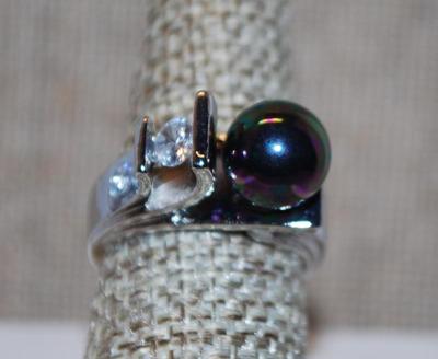 Size 8 Silver Tone Band "Folds" Ring with Faux Iridescent Pearl and 2 Clear Stones (9.5g)