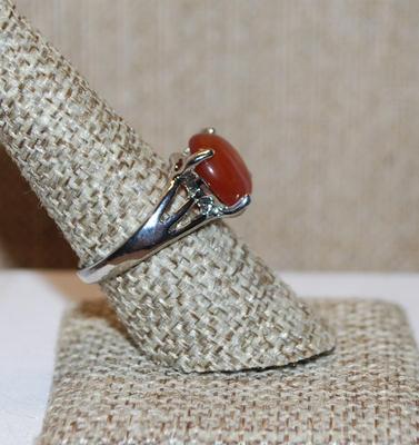 Size 8 Round BLOOD ORANGE Carnelian Stone Ring with 3 Line Side Accents on a Silver Tone Band (3.3g)