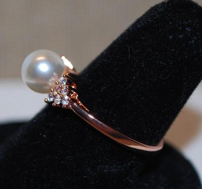Size 8 Marked .925 Single White Faux Pearl Ring with Side Accents on a ROSE GOLD Band (2.0g)