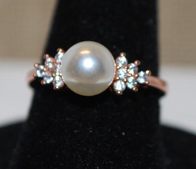 Size 8 Marked .925 Single White Faux Pearl Ring with Side Accents on a ROSE GOLD Band (2.0g)