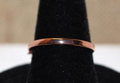 Size 8 Marked .925 Single White Faux Pearl Ring with Side Accents on a ROSE GOLD Band (2.0g)