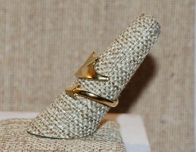 Size 8¼ Wrap-Around Gold Tone "Bat Wing" Ring with an "Open" Band (2.8g)