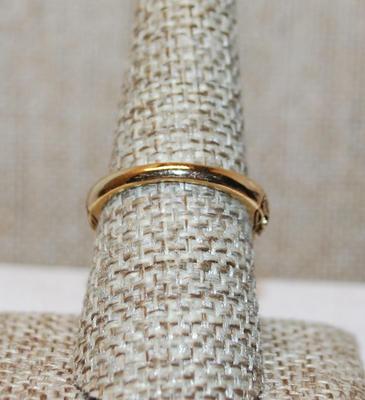 Size 8¼ Marked .925 Faux White Pearl Ring with Designed Gold Tone Band (3.6g)