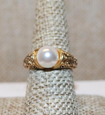Size 8¼ Marked .925 Faux White Pearl Ring with Designed Gold Tone Band (3.6g)