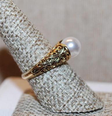 Size 8¼ Marked .925 Faux White Pearl Ring with Designed Gold Tone Band (3.6g)