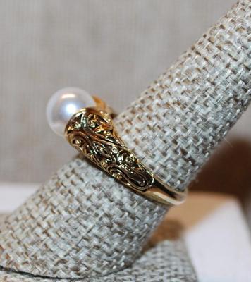 Size 8¼ Marked .925 Faux White Pearl Ring with Designed Gold Tone Band (3.6g)