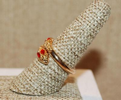 Size 8½ Red Eyed Wrap-Around Snake Ring on a Gold Tone Band (3.6g)