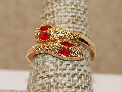 Size 8½ Red Eyed Wrap-Around Snake Ring on a Gold Tone Band (3.6g)