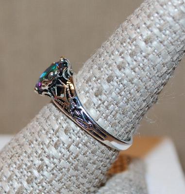 Size 8¾ Oval Shaped Green/Purple Iridescent Stone Ring on a Silver Tone Band (2.7g)