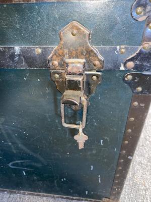 ANTIQUE STEAMER TRUNK