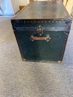 ANTIQUE STEAMER TRUNK