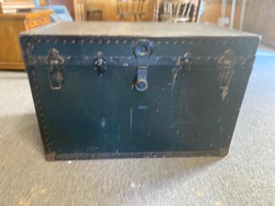 ANTIQUE STEAMER TRUNK