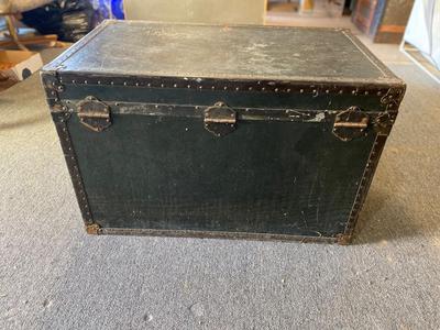 ANTIQUE STEAMER TRUNK