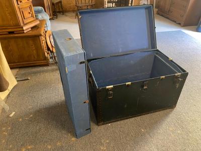 ANTIQUE STEAMER TRUNK